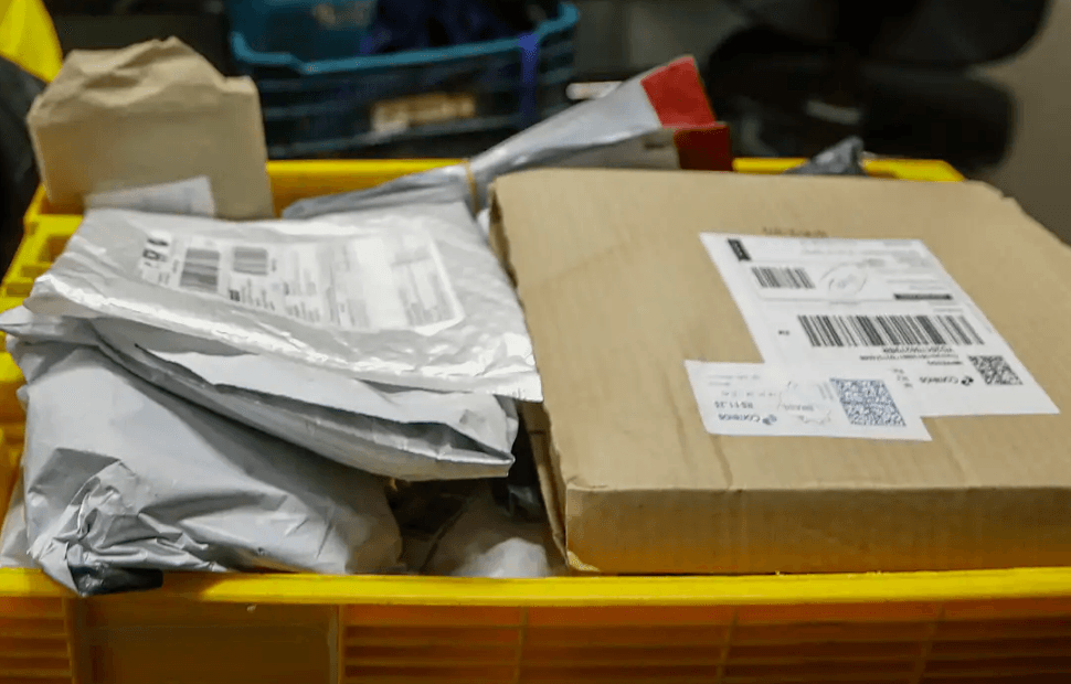 vídeoEconomia – 14 horas atrás: Funcionários do Ministério da Fazenda refutam debate sobre a “taxa das blusinhas” e rejeitam alterações. Vice-presidente Geraldo Alckmin apoia a indústria têxtil, afirmando que a tributação é uma “proteção ao emprego”.