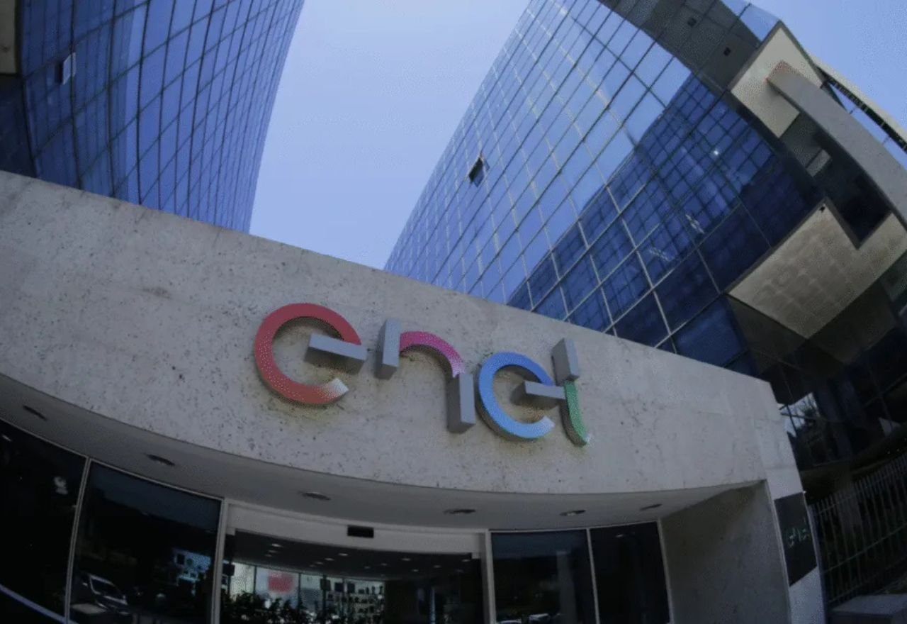 Fitch reduz a classificação da Enel Brasil devido ao risco de perda da concessão de distribuição em São Paulo.