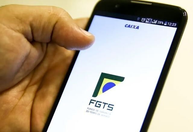 Governo Lula planeja liberar R$ 7 bilhões do FGTS para ajudar a reduzir o endividamento da população brasileira.