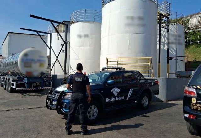 Economia – há 6 horas: Fiscalizações da Receita Federal resultaram em autuações que superam R$ 233 bilhões em 2025; R$ 221,9 bilhões desse montante são referentes a empresas, e um relatório ressaltou a operação Carbono Oculto, focada em fraudes no setor de combustíveis.