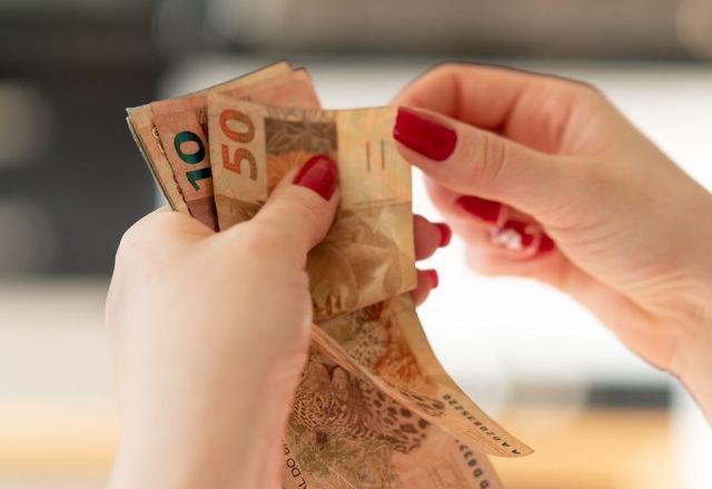 Economia – há 7 horas: Caixa divulga novo lote de recursos não reclamados do PIS/Pasep; confira quem pode receber. O serviço abrange trabalhadores com quantias deixadas em um fundo antigo, e herdeiros de beneficiários falecidos também têm direito a solicitar o reembolso.