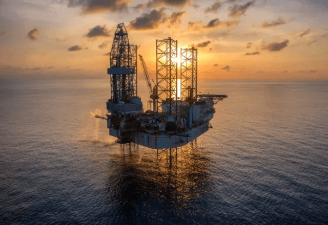 Petróleo alcançou ‘limite crítico’ devido a bloqueio em Ormuz, afirma consultoria.