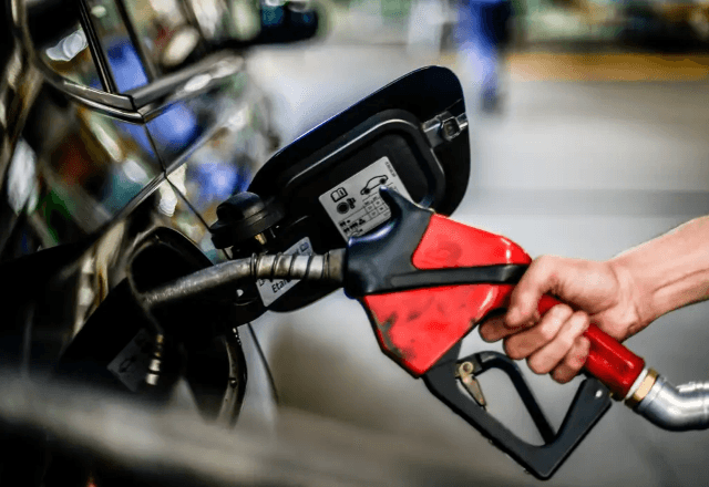 Economia – 7 horas atrás: Governo analisa novas medidas para mitigar os efeitos do aumento do preço do petróleo, conforme o Ministério de Minas e Energia. Novas iniciativas estão sendo consideradas junto com a subvenção ao diesel e o aumento do imposto de exportação sobre o petróleo.