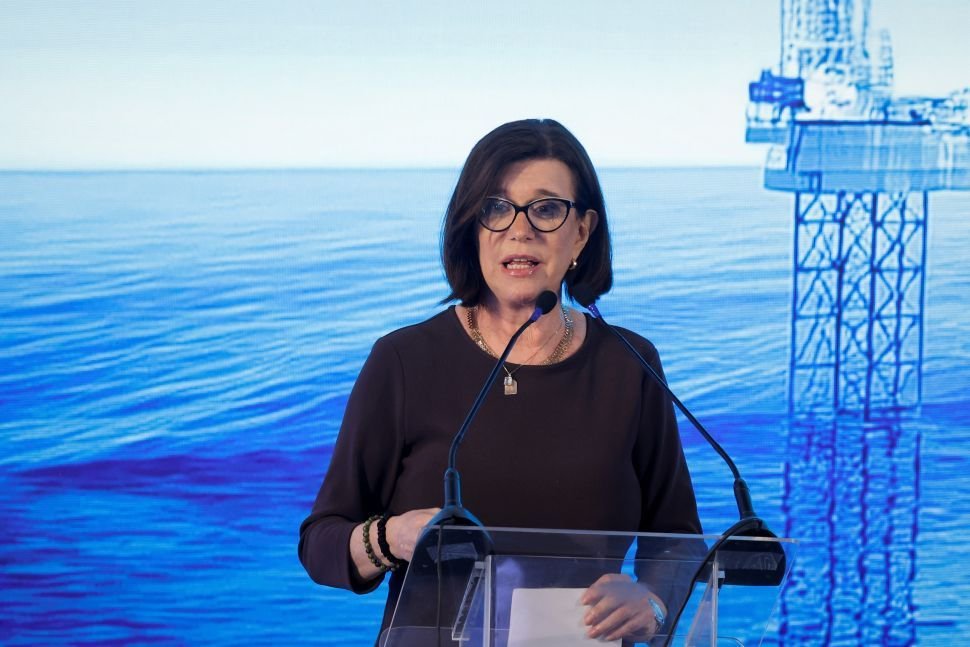 Petrobras pode elevar preço da gasolina caso haja diminuição de impostos, afirma Magda Chambriard.