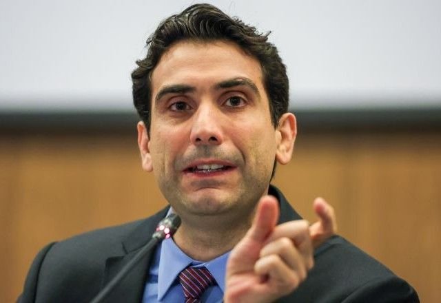 Banco Central enfrenta desafios tanto ao aumentar quanto ao reduzir taxas de juros, afirma Galípolo.