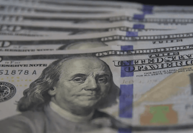 Economia – 20 horas atrás: Dólar alcança seu ponto mais baixo desde o final de fevereiro, antes do conflito no Oriente Médio. Expectativas de um acordo entre EUA e Irã para pôr fim à guerra impactam as taxas.