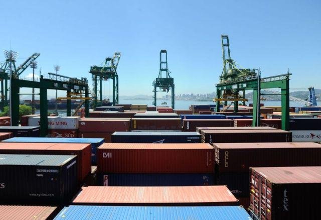 Economia – 5 horas atrás: Brasil registra um déficit de US$ 6,03 bilhões nas transações de março, segundo o Banco Central; resultado ficou aquém da previsão de -US$ 5,4 bilhões.