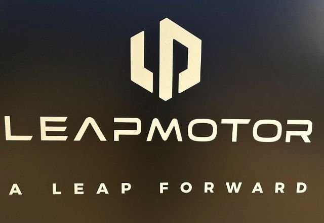 Economia – há 9 horas: Stellantis irá fabricar carros da marca chinesa Leapmotor em Pernambuco. Os modelos B10 e C10 utilizam uma tecnologia em que o motor a combustão atua como gerador para recarregar a bateria do motor elétrico.