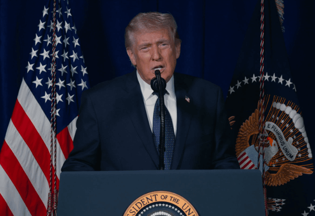 Economia – 4 horas atrás: Trump declara tarifas de 50% sobre nações que vendem armas ao Irã; menciona cooperação estreita e diálogo sobre redução de tarifas e sanções.