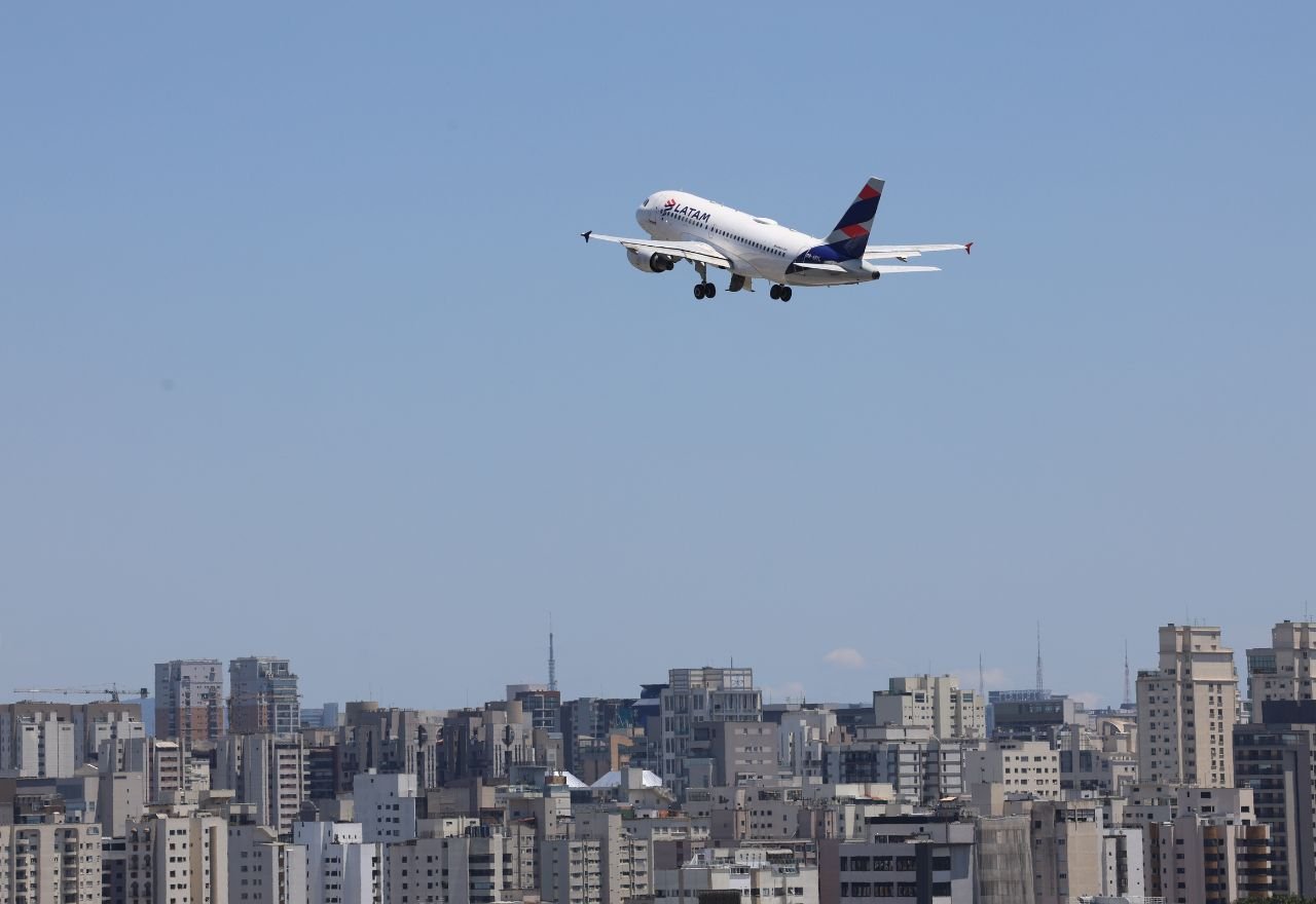 Economia – Aumento de 18% nas tarifas aéreas em março; média ultrapassa R$ 700. Entidades atribuem parte da alta a conflitos internacionais que impactam a aviação mundial.