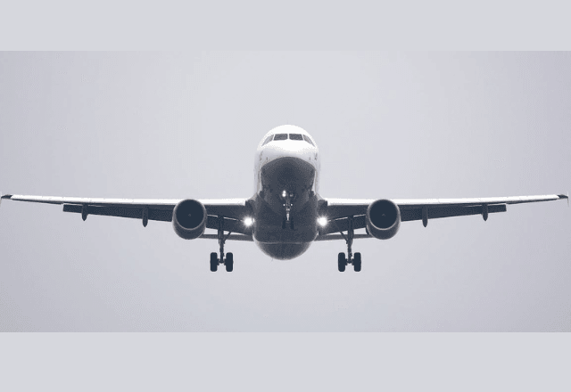 Tarifas de voos aumentaram 31% devido ao conflito no Irã, aponta JP Morgan.