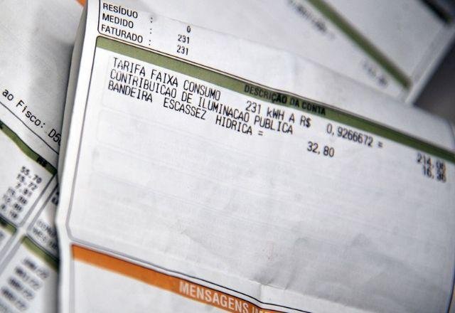 Economia – há 8 horas: Elevação na tarifa de energia elétrica pode afetar a inflação em até 0,4% – Aneel anunciará um aumento médio de 8%, que impactará cerca de 40% da população brasileira.