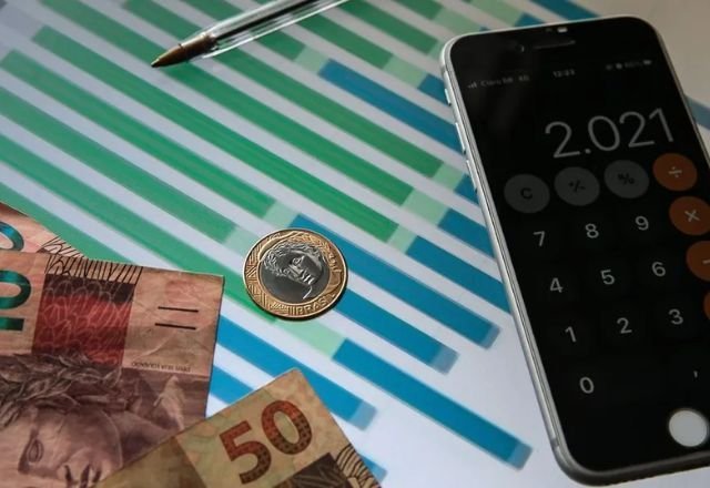 Famílias destinam 29% de sua renda para quitar dívidas, enquanto a pressão do crédito aumenta.