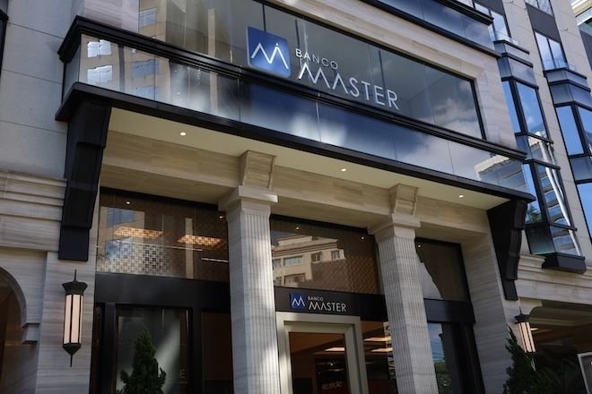 Planos de previdência registram perdas após investimento no Banco Master.