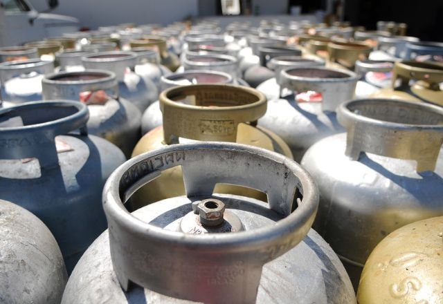 Economia – 14 Horas Atrás: Governo Destina R$ 330 Milhões para Manter o Preço do Gás de Cozinha. Medida Provisória Introduz Subsídio para Minimizar Efeitos da Alta Internacional e Prevenir Aumento no Preço do Botijão para os Consumidores.
