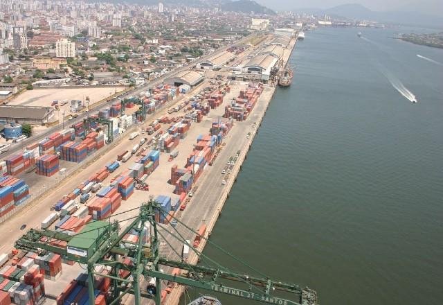 Economia – 56 minutos atrás: Governo interrompe preparativos para o leilão portuário mais importante do país. Decisão é considerada uma conquista da Casa Civil em relação ao Ministério de Portos e Aeroportos; governo está considerando revisar normas para aumentar a concorrência.
