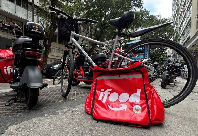 Economia – há 9 horas: iFood processa Keeta por espionagem empresarial no Brasil. A empresa solicita ao juiz que determine a interrupção das práticas concorrenciais e a condenação ao pagamento de R$1 milhão em danos morais, além de indenizações.