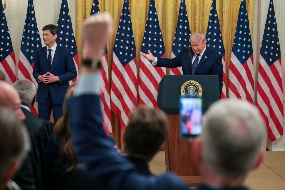 Economia – há 4 horas: Trump expressa desejo de que novo presidente do Fed, Warsh, atue de forma independente. O presidente dos EUA pediu ao recém-nomeado chefe do Banco Central americano que “apenas faça o que precisa ser feito e realize um excelente trabalho”.