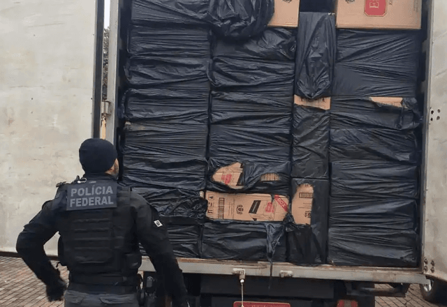 VídeoEconomia – 17 horas atrás: Contrabando do Paraguai gera lucros de até 507% para o crime organizado, afirma presidente do IDESF. Luciano Barros destaca que as disparidades fiscais e regulatórias entre Brasil e Paraguai favorecem um mercado ilegal avaliado em R$ 60 bilhões anuais.