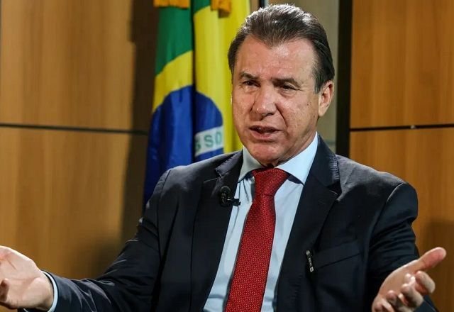 VídeoEconomia – há 1 dia: Luiz Marinho propõe o término imediato da jornada 6×1 e se opõe a compensações. O Ministro do Trabalho afirma que aumentos de produtividade e melhorias nas condições de trabalho tornam desnecessárias eventuais assistências financeiras para as empresas.