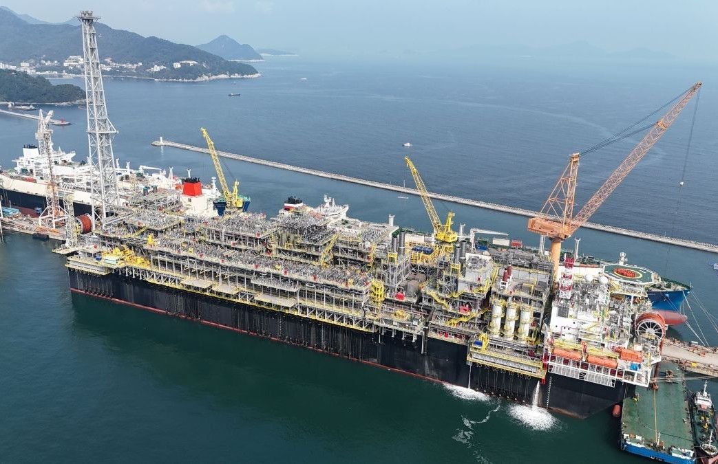 Economia – Petrobras acelera o início da produção de petróleo da plataforma P-79 na Bacia de Campos, com previsão de 180 mil barris de óleo e 7,2 milhões de m³ de gás por dia.