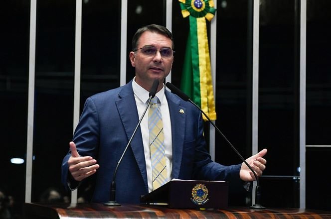 VídeoEconomia – 23 Horas Atrás: Dólar Aumenta e Bolsa Despenca Após Divulgação de Áudios Entre Flávio Bolsonaro e Daniel Vorcaro. Moeda Estrangeira Registra Alta de 2,27%, a Maior Percentual em Um Único Dia Desde Dezembro de 2025; Ibovespa Termina o Dia com Queda de 1,80%.
