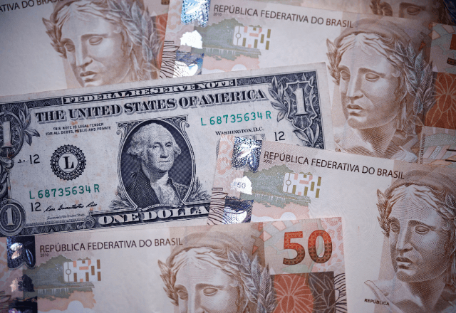Dólar desce para R$ 4,95, registrando a maior queda em relação ao real nos últimos 10 meses.