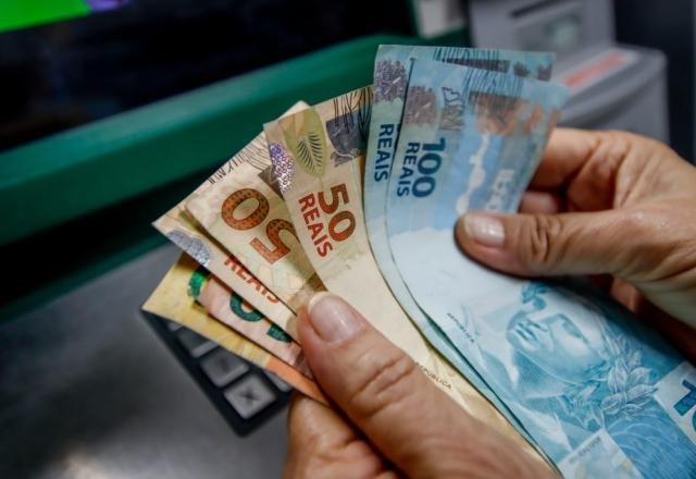 Economia – há 10 horas: FGTS autoriza saque-aniversário para pessoas nascidas em maio. O recurso, aplicável a contas ativas e inativas do fundo, estará disponível para retirada por até 90 dias; saiba mais.