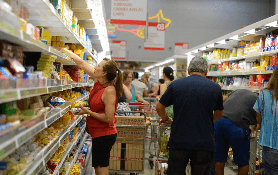 Economia – há 1 dia IBC-Br: Projeção do PIB apresenta queda de 0,7% em março, com principais contribuições sendo variações de -0,2% na agropecuária, -0,2% na indústria e -0,8% nos serviços.