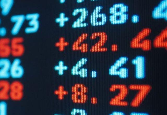 Economia – 2 Horas Atrás: Ibovespa Sobe e Dólar Retorna a R$ 5,00; Principal Fator de Alívio para os Mercados Veio das Commodities, Especialmente do Petróleo