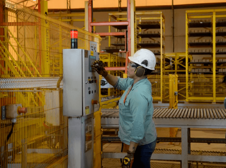 Produção industrial registra queda de 7 pontos, marcando o pior mês de abril desde 2023, segundo a CNI.