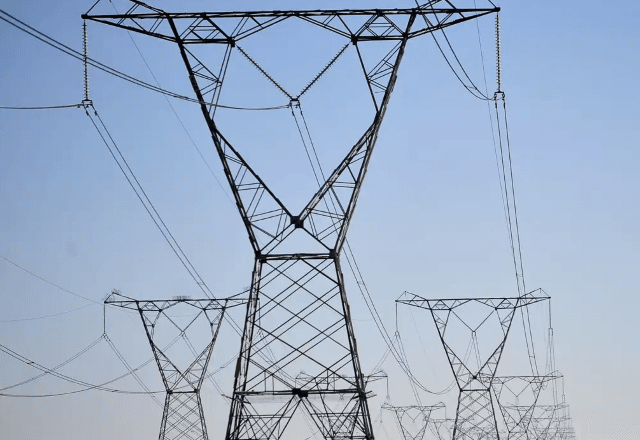 MPF solicita interrupção do leilão de energia, enquanto especialistas indicam risco de alta nas tarifas de eletricidade.