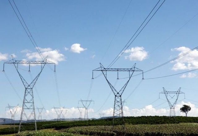 Governo projeta R$ 130 bilhões em investimentos para distribuidoras de energia após reforçar normas de concessão.