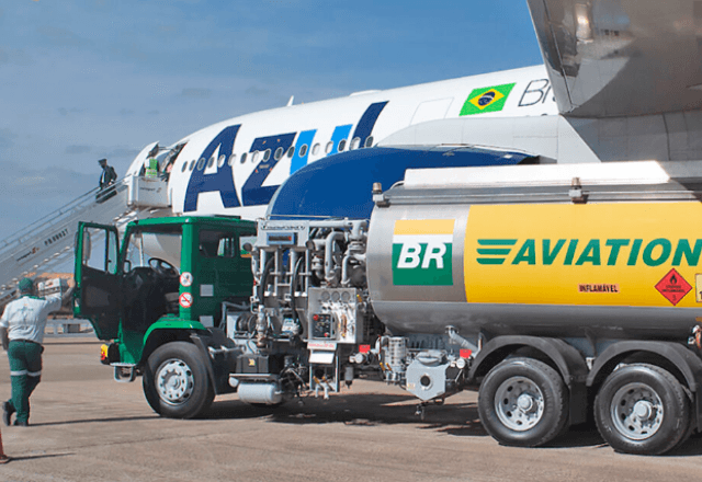 Economia – 22 horas atrás: Petrobras aumenta preço do querosene de aviação em 18% a partir de hoje. Consumidores poderão parcelar parte do aumento em seis vezes; decisão foi motivada pelos ataques dos EUA e de Israel ao Irã.