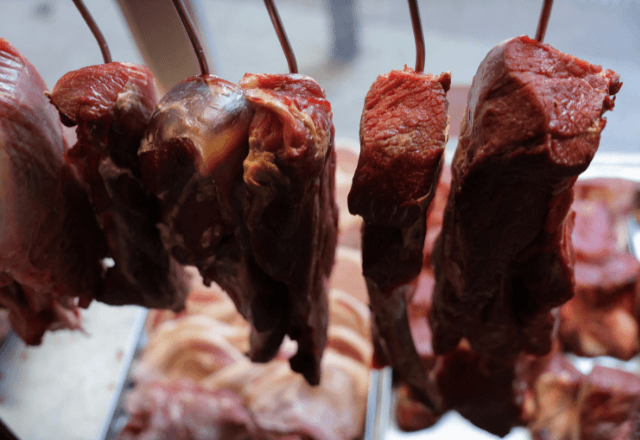Brasil se reunirá com europeus na quarta-feira (13) para buscar reverter a proibição da carne.