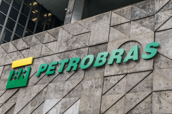 Economia – 12 horas atrás: Petrobras alcança novo marco com produção de 3,23 milhões de barris diários no primeiro trimestre de 2026. Aumento na produção de petróleo e gás foi impulsionado por novos poços e plataformas no pré-sal, conforme informado pela companhia estatal.