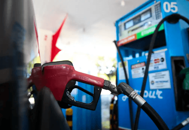 Economia – há 22 horas: Governo suspende reunião sobre aumento da mistura de etanol e biodiesel. Encontro foi postergado após análise da equipe técnica indicar a necessidade de mais testes e validações antes de expandir a adição obrigatória de biodiesel ao diesel.