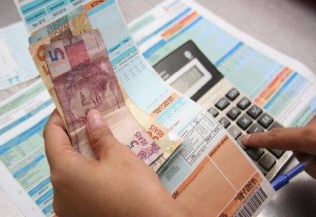 Economia – há 9 horas: Governo Federal apresenta Desenrola 2.0 nesta segunda-feira (04), permitindo o uso do FGTS para quitar dívidas. Programa autoriza a retirada de até 20% do fundo de garantia, mas a adesão requer bloqueio em sites de apostas online.
