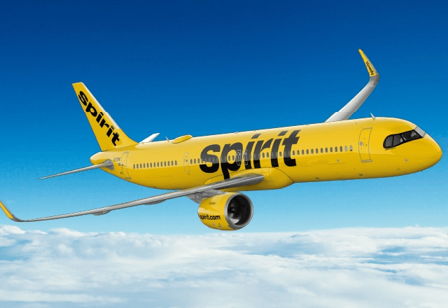 Spirit Airlines suspende todos os voos nos Estados Unidos e interrompe operações devido ao conflito no Oriente Médio.
