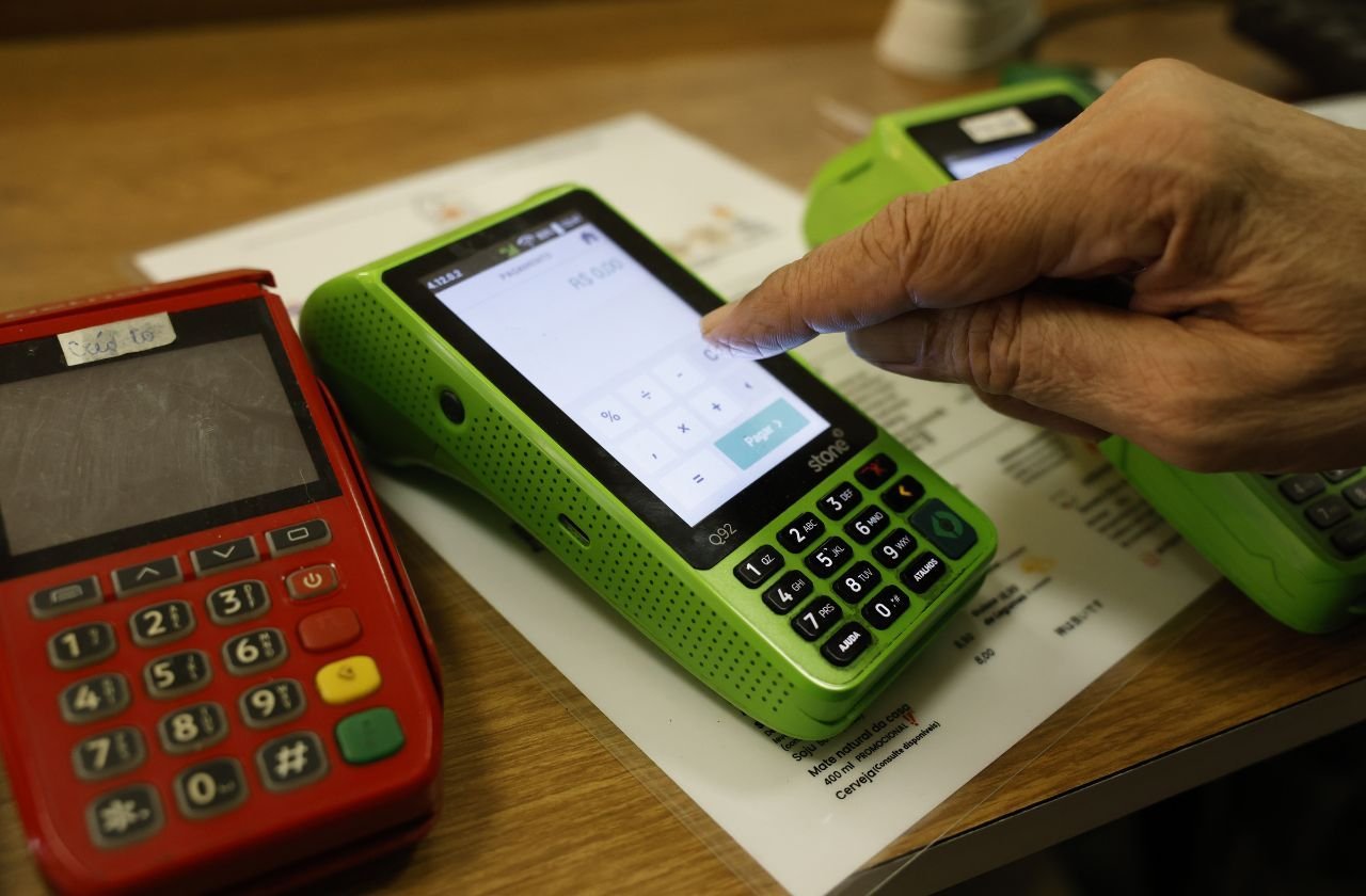VídeoEconomia – há 2 dias: Pesquisa revela que 44% dos trabalhadores esgotam o vale-refeição antes do final do mês; inflação dos alimentos encurta a validade do benefício e eleva a demanda por marmitas.