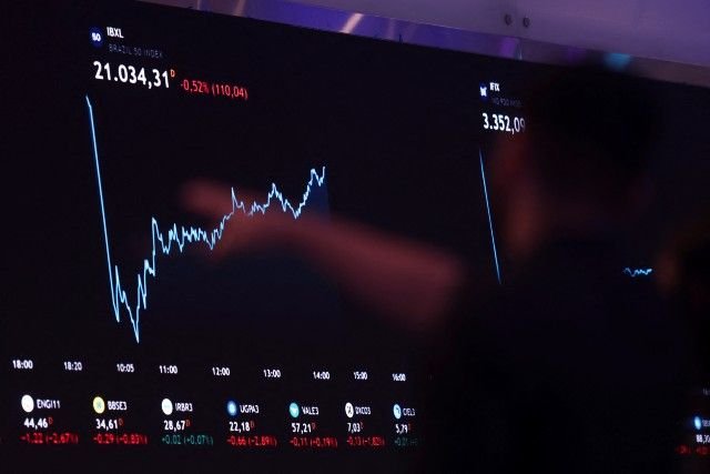 Ibovespa encerra em alta, mas não recupera perdas recentes; dólar permanece abaixo de R$ 5
