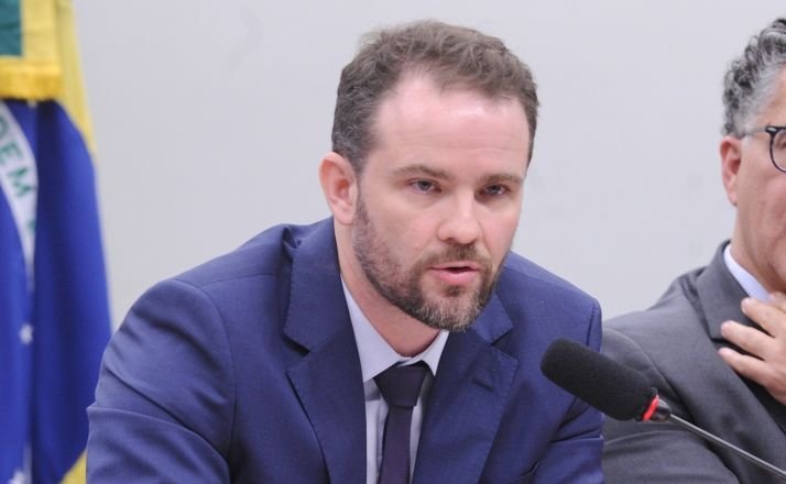 Durigan afirma ser “totalmente oposto” à compensação financeira para empresas devido ao término da escala 6×1.