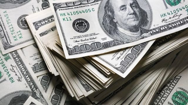 Dólar despenca para R$ 4,89 pela primeira vez em mais de dois anos e registra uma queda de 1,16% na semana.