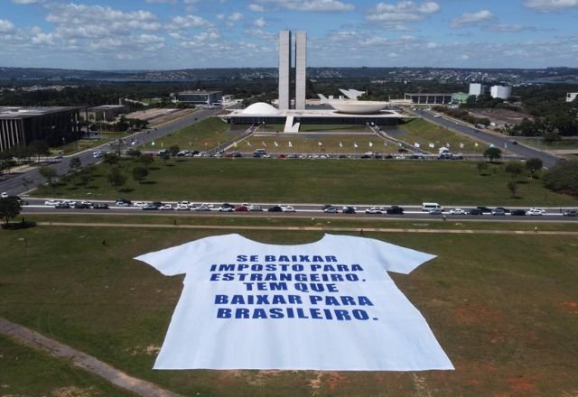 Economia – 5 horas atrás: Indústria e varejo nacional se manifestam contra o possível fim da “taxa das blusinhas” “Se os impostos forem reduzidos para estrangeiros, devem ser reduzidos para brasileiros também”, afirma mensagem em camiseta gigante exibida em Brasília.